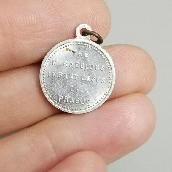 Vintage Miraculous Infant Jesus of Prague Pendant Charm Medallion, Silver Tone - Picture 7 of 7